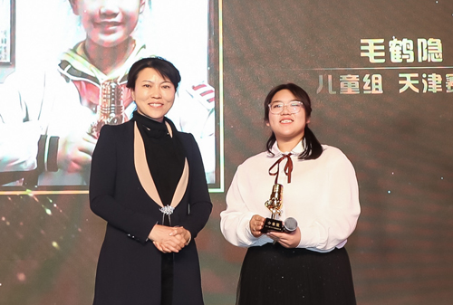 王杰群（左）为获得小金星的小选手颁奖.jpg